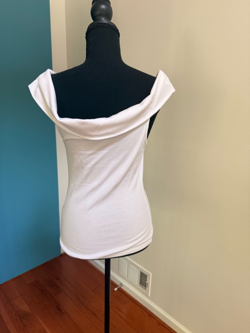 Off-Shoulder Ribbed White Shirt - Picture 3 of 8